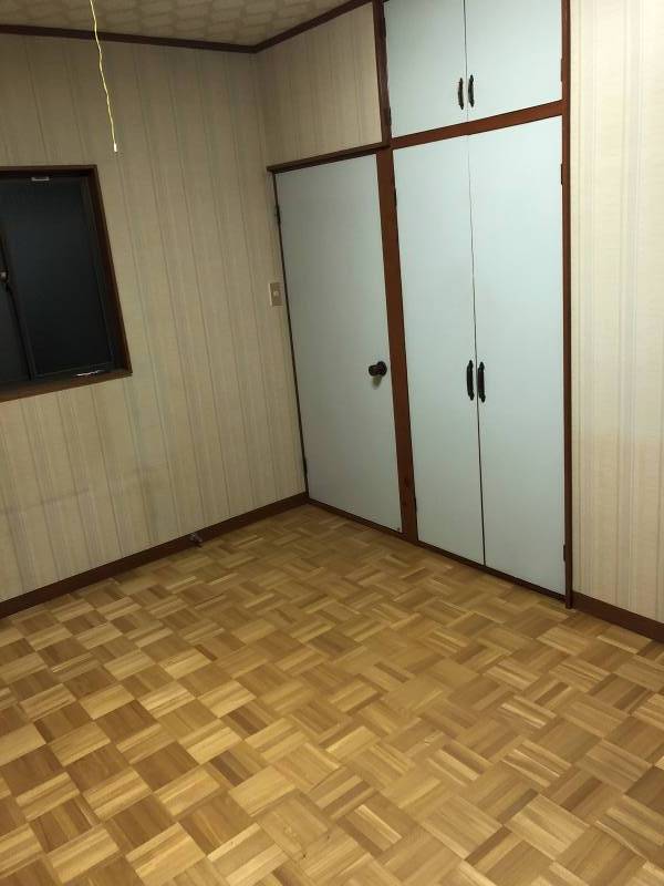 ２階洋室。各部屋に収納があって便利です。