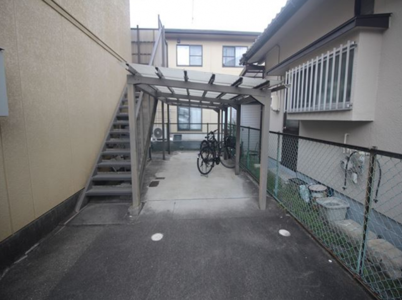 自転車、バイク置き場あります。利用は無料です。
