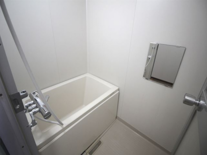 風呂トイレ別、水栓・ミラー新品です。