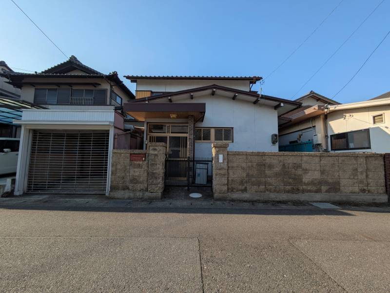 屋根付き駐車場で愛車を雨風から守れます。