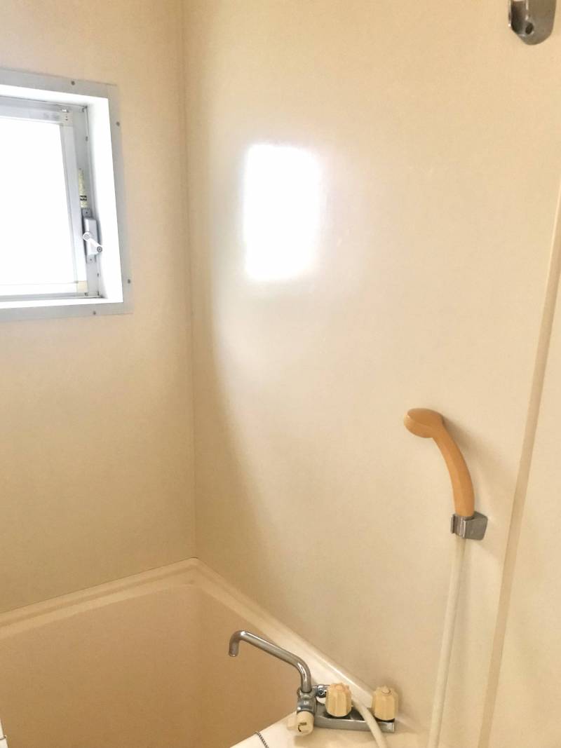 浴室
窓があって明るいです