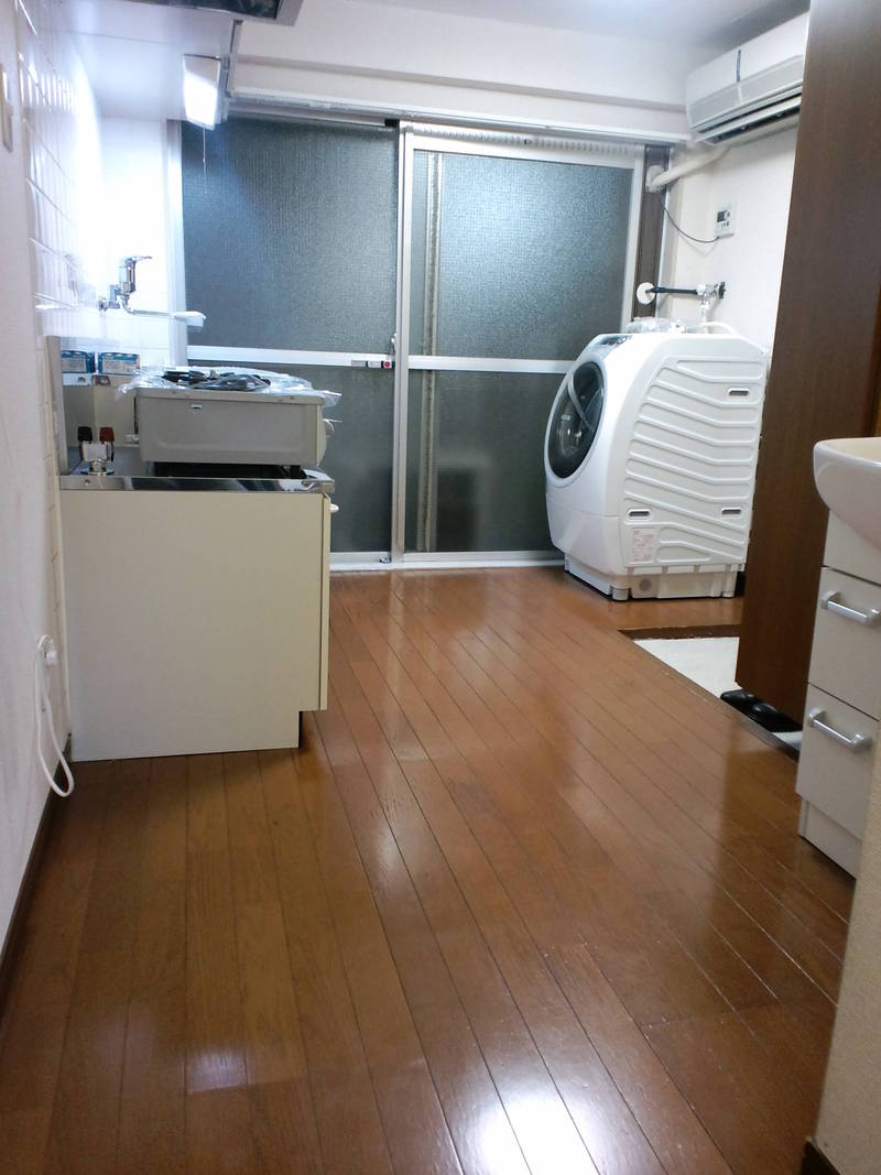居室からダイニングキッチンを見た方向です。