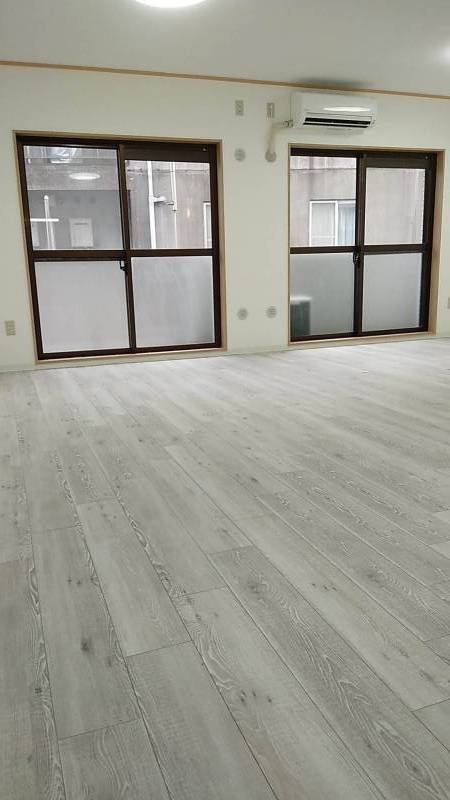 フロアタイルの洋室