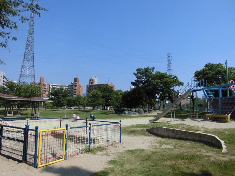 マンションのすぐ裏に公園があります！子育て環境ばっちりです★