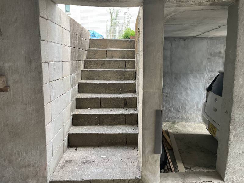 庭には一階の部屋からも行けますが、駐車場からも行けます