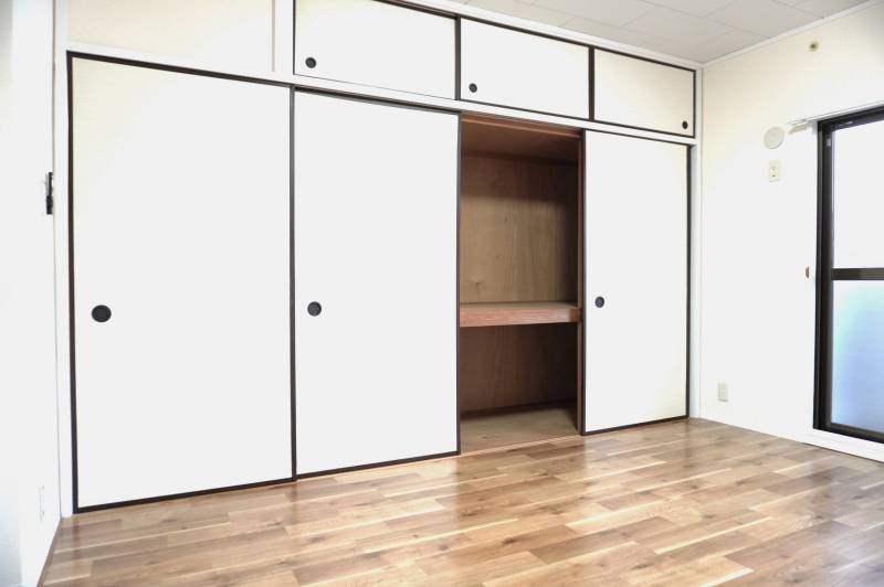 洋室：たっぷり収納できます