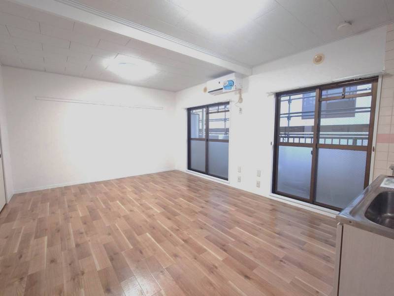 リビング：窓がたくさんあり明るいリビング