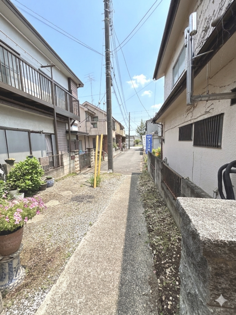 通りから1本入った突き当りに本物件があります。