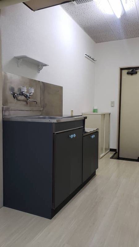 玄関にシューズボックス、姿見鏡あります