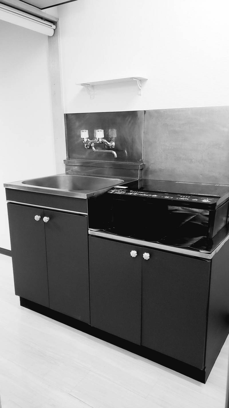 シックな黒い扉のキッチンです