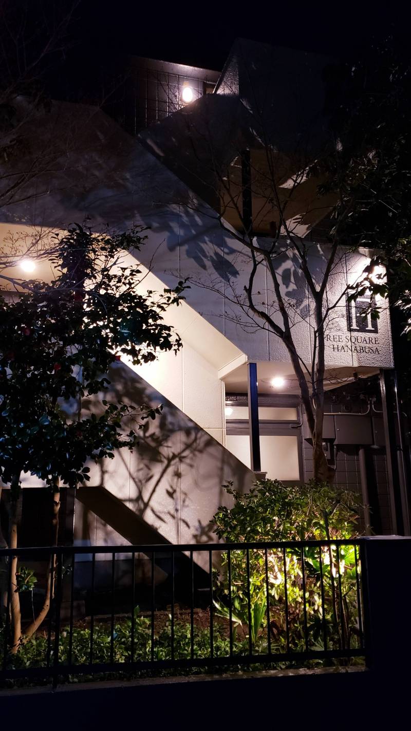 夜の裏口写真、多くのスポットライトで雰囲気を高めてます