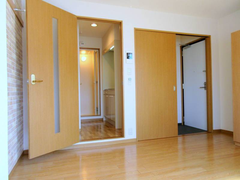 台所は独立スペース、来客が来ても通らなくて居間へ案内