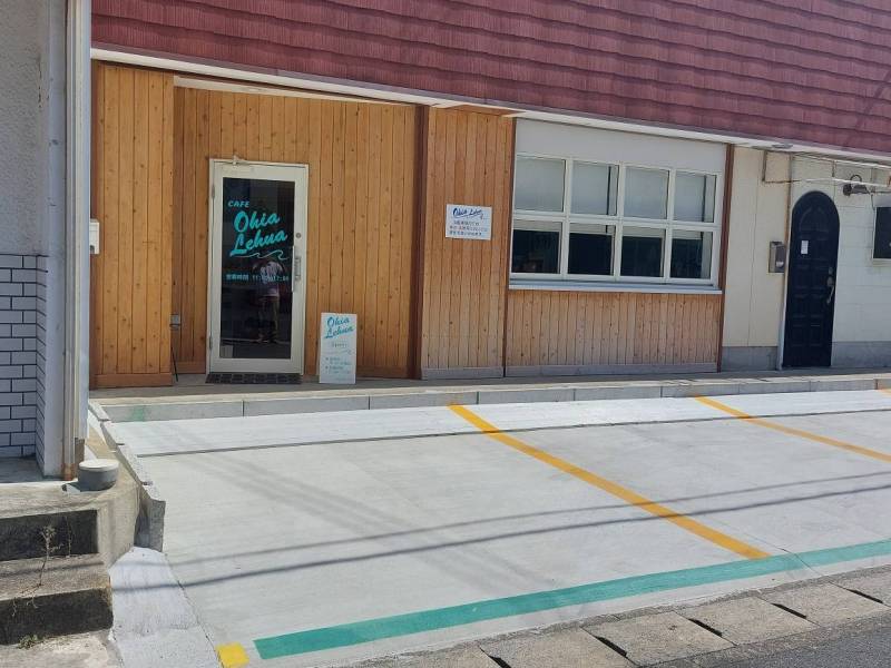 隣は駐車場として車が、５.６台置けます。