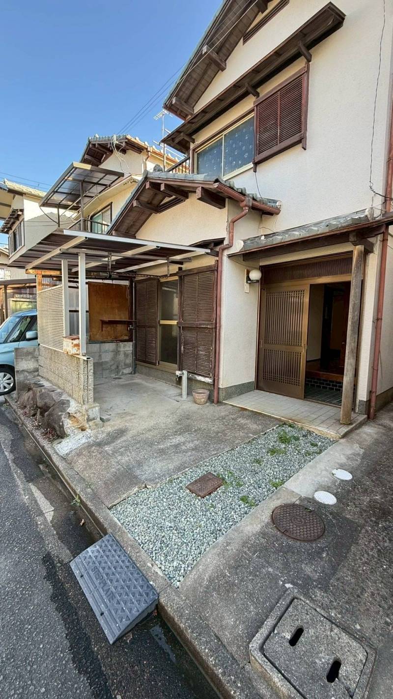 屋根付きのところもしくは、玄関前に駐車可能！