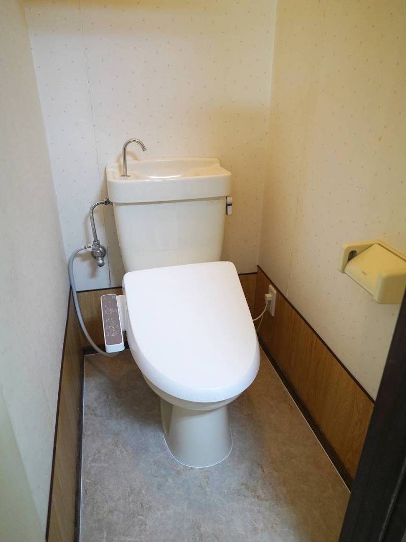 トイレは、温水洗浄便座付きです。