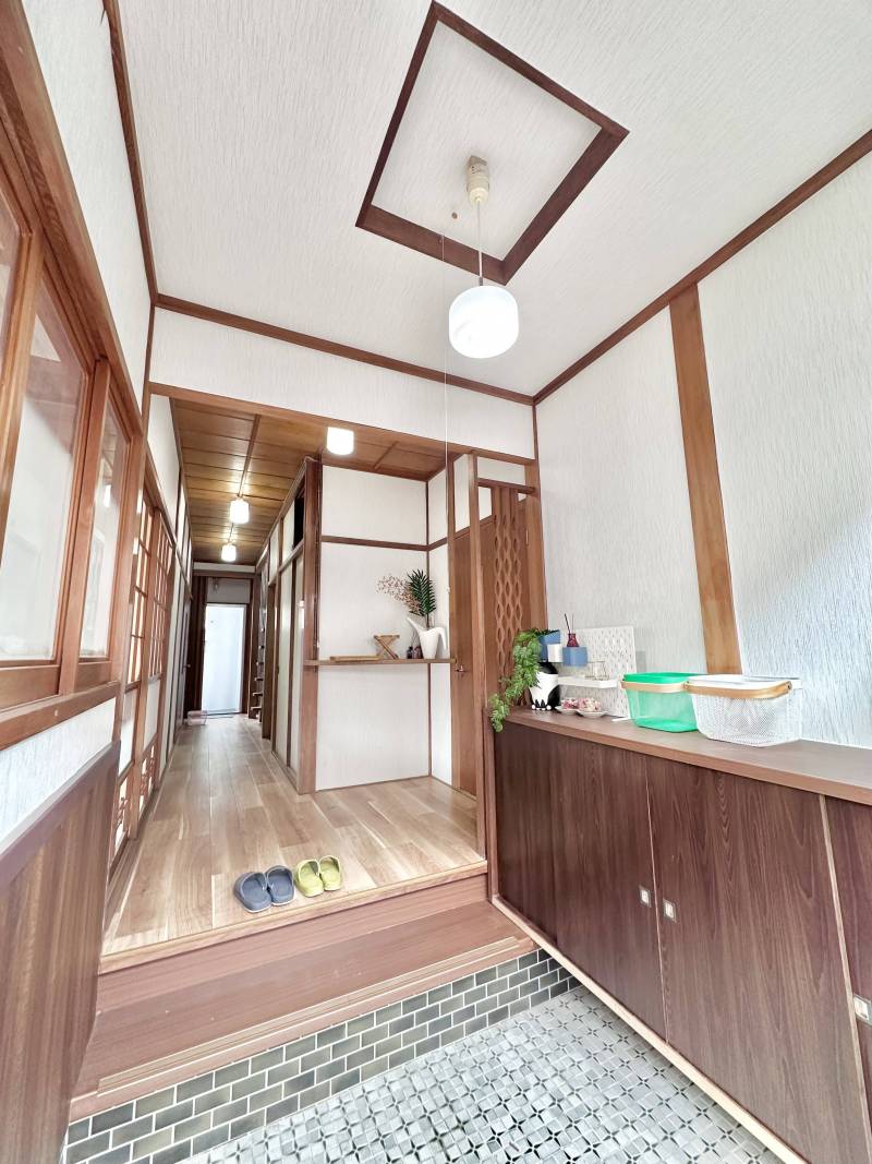 明るい広々玄関。大きなシューズボックス設置