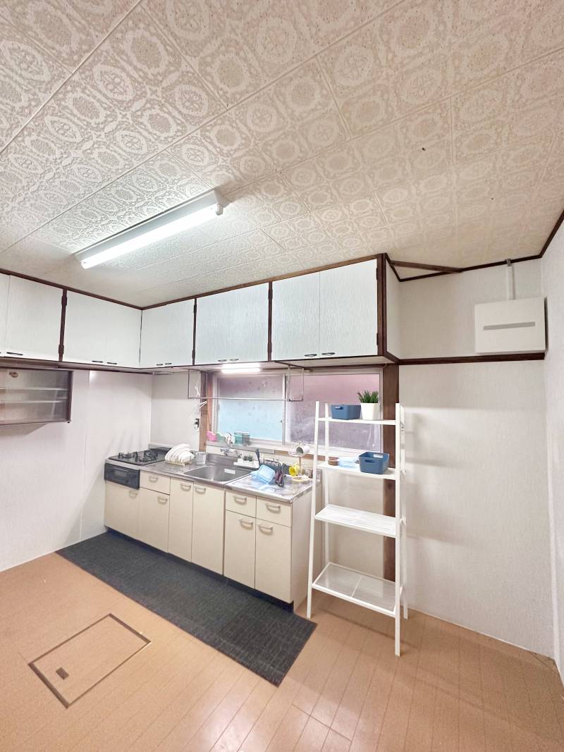 広いキッチン、収納も多数