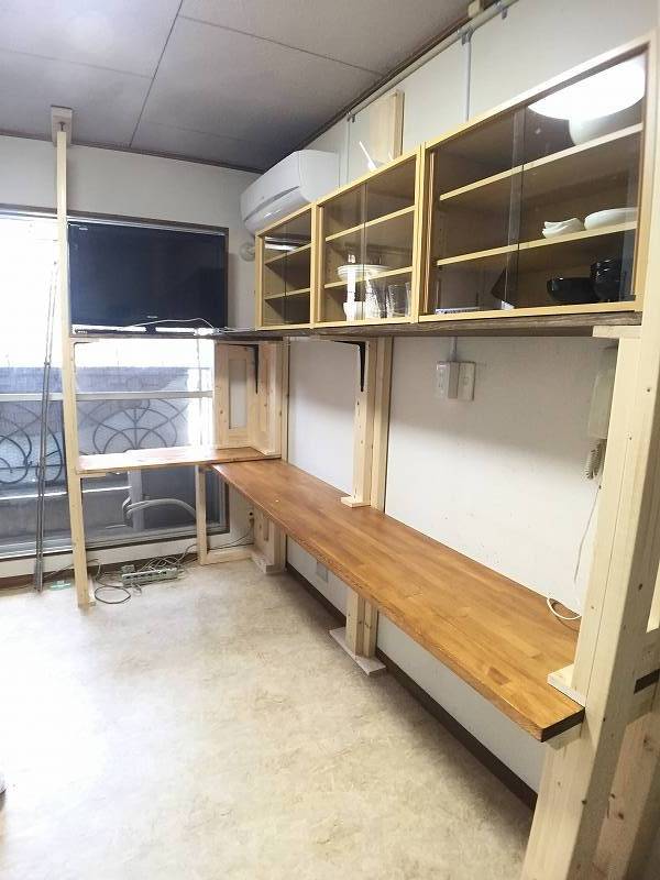 お洒落なカウンターが完成、32インチモニター設置予定です。