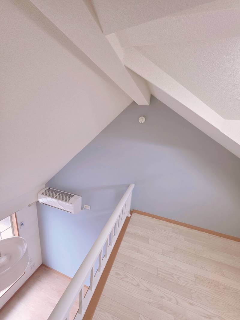 青のドアが特徴的です♪