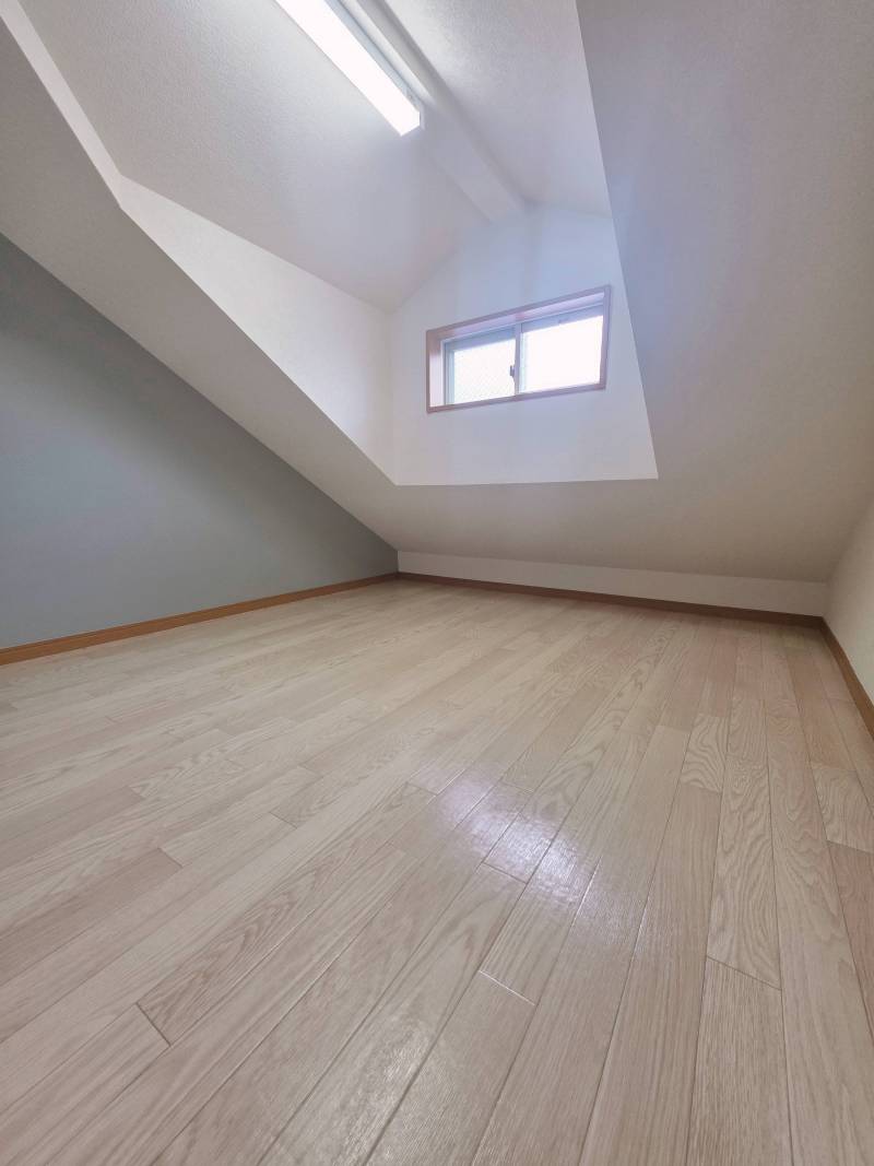 天窓があるので部屋全体が明るいです♪