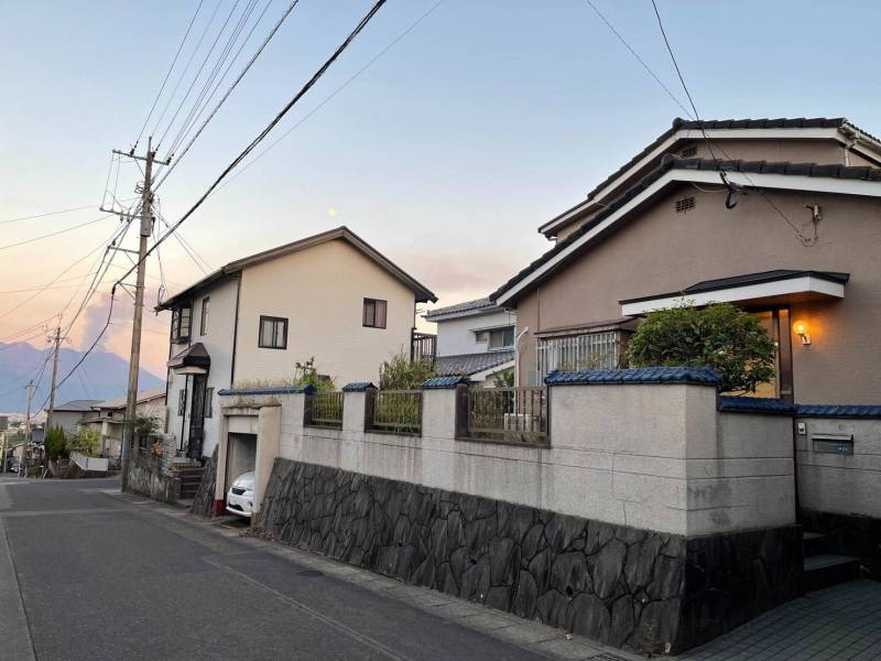 道路側やや上から見たところ