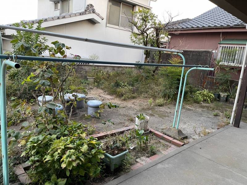 家の裏側にある庭です　広くて桜島が2階から見えます