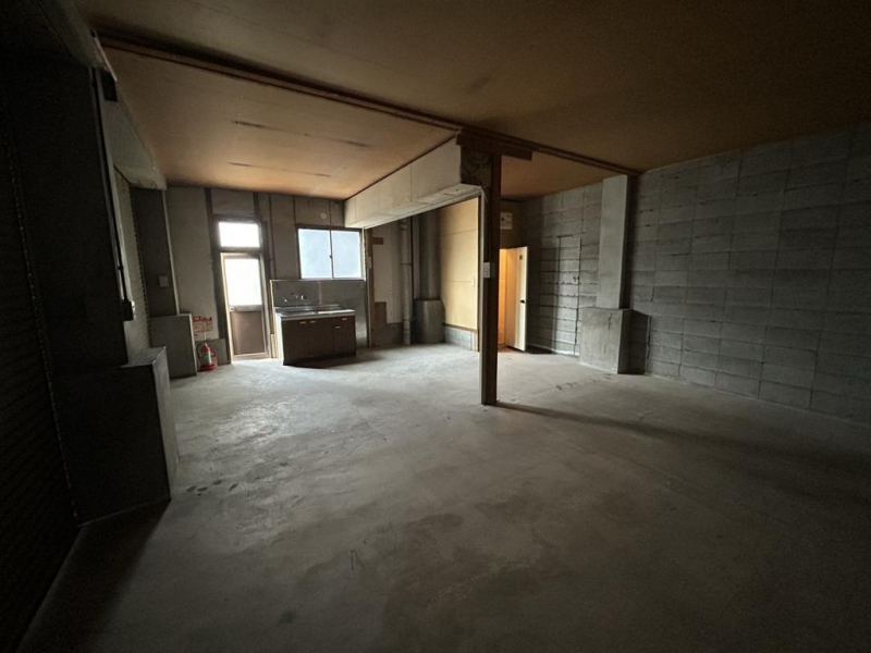 寝室から見たキッチン