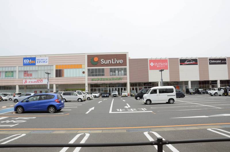サンリブのおがた店
徒歩2～3分
スーパー以外の店もあり