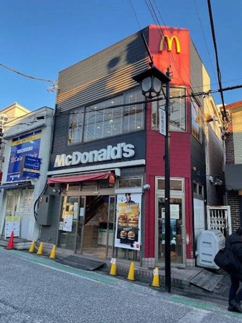 駅前にマクドナルド