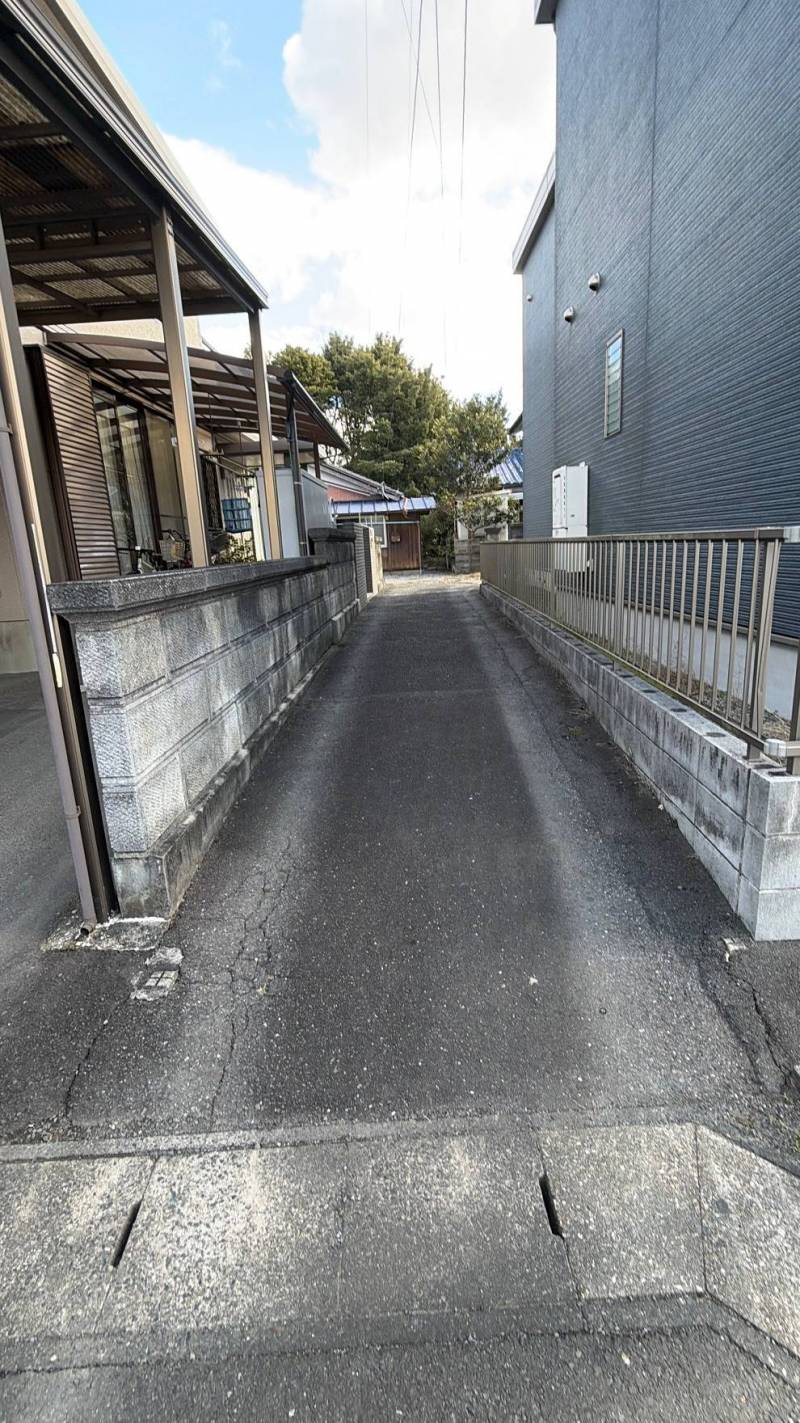 駐車場に入る道が狭いので軽自動車限定物件となります。