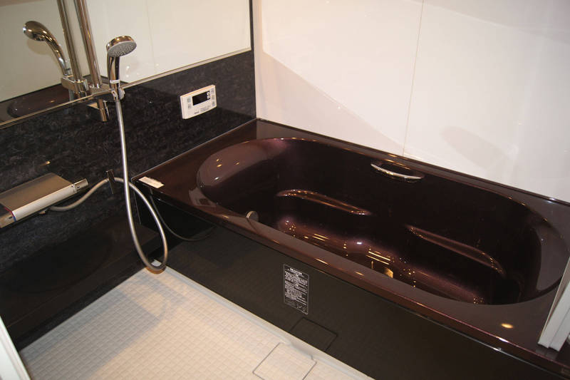 1616サイズの大きくモダンな浴室は換気乾燥暖房機付き