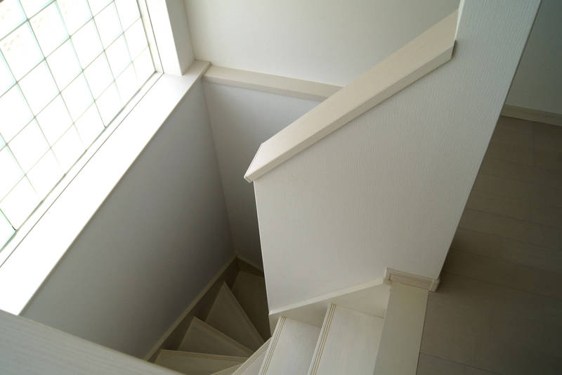 地下室への階段も外光たっぷり