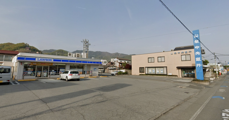 コンビニまで徒歩4分(ローソン・ファミマ）銀行も近隣にあり！