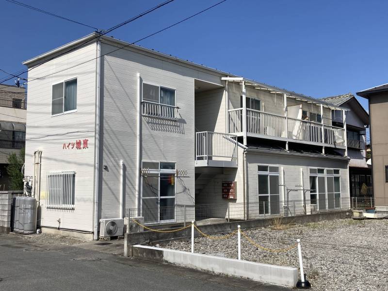 白を基調とした建物。夜も常夜灯があり安心です
