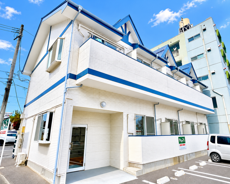 白を基調としたおしゃれな外観