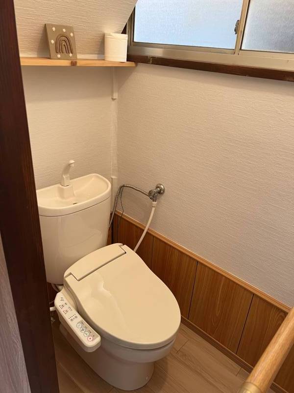 温水洗浄便座、手すり、窓が付いた明るく快適なトイレです！