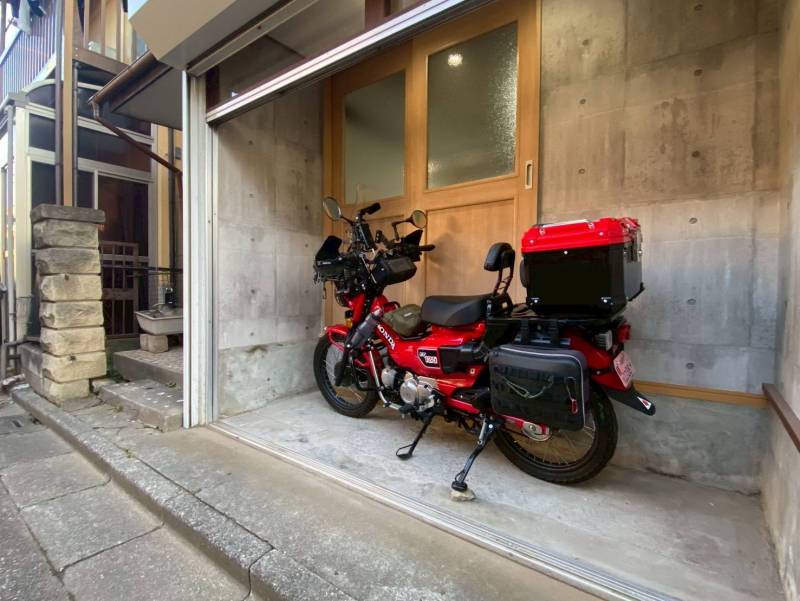 大切な愛車やスキー板等を室内に保管し、整備できます！