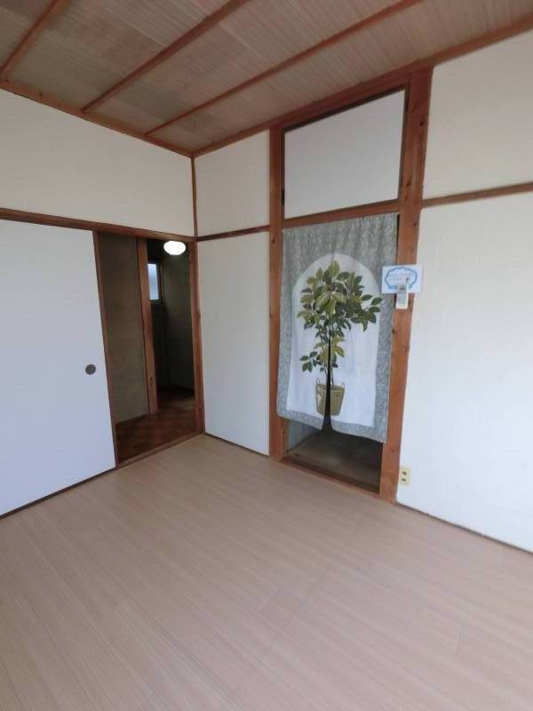 収納２か所ありの２階洋室です。
