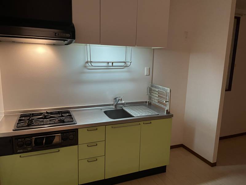 LDKのキッチン部分。コンロは３＋1です