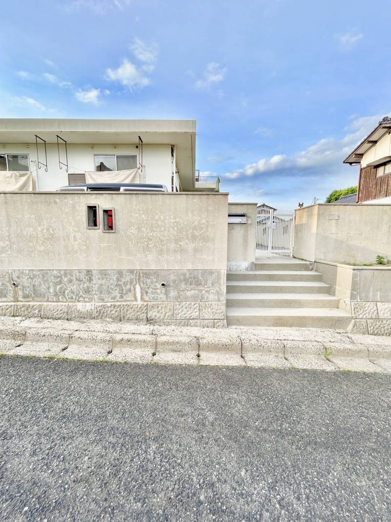 主要道路から外れた閑静な住宅街です