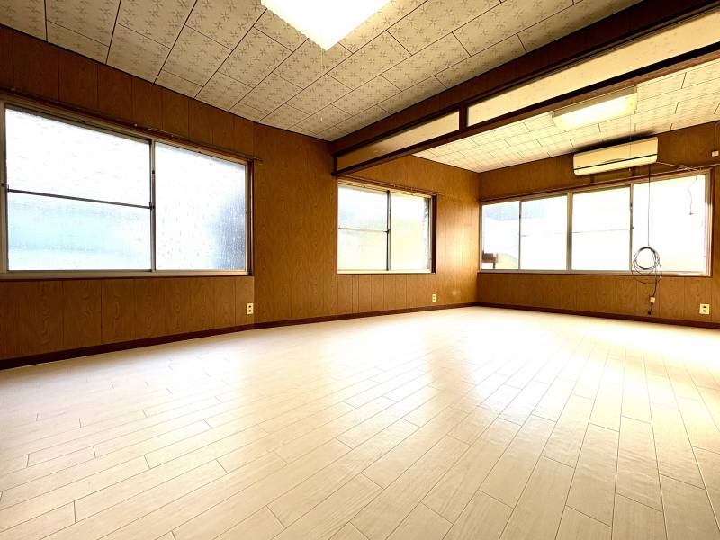 洋室13畳(床は増し張り＆クッションフロア新規張)