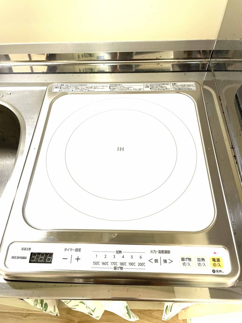 調理汚れが少なく、手入れも簡単なIHコンロを設置。