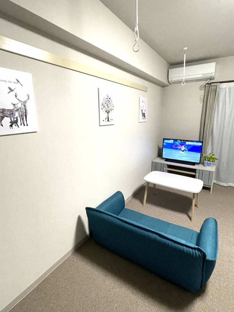 テレビ（32インチ）、テーブル、ソファが付きます。