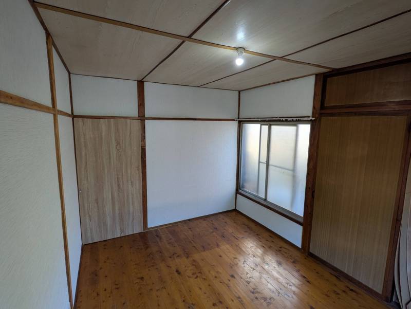 もう1面にも窓があるので2面採光の部屋