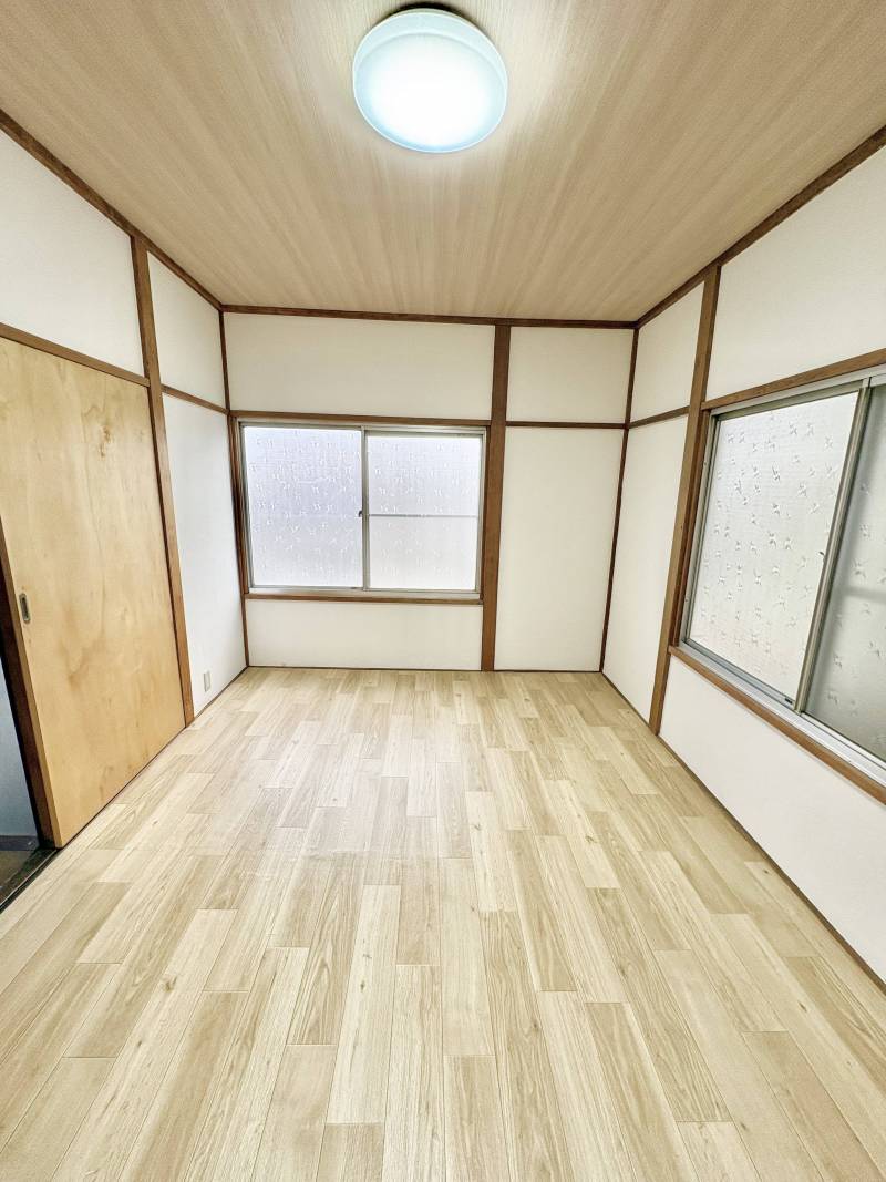2階6畳居室。3面彩光で気持ちいい風が吹き抜けます。