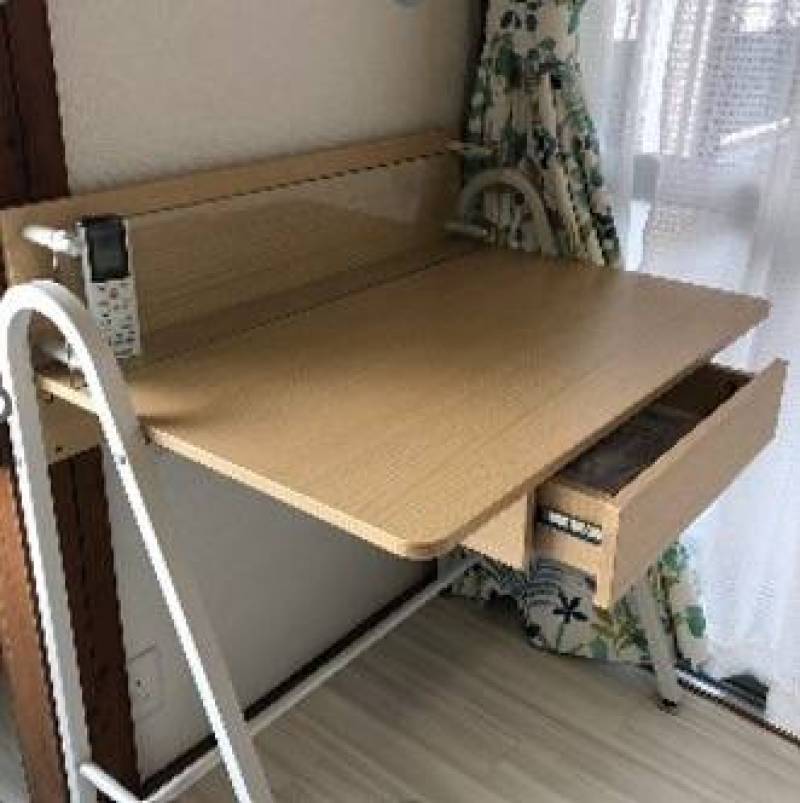 引き出し、ガラススタンド付きの便利な机です。