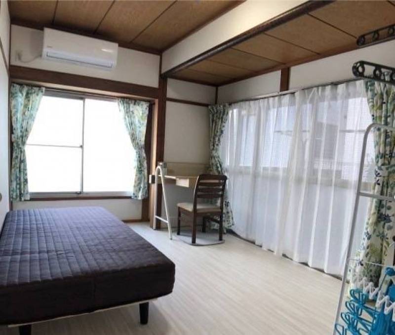 南側のベランダは広く、この部屋からは自由に出入りができます。