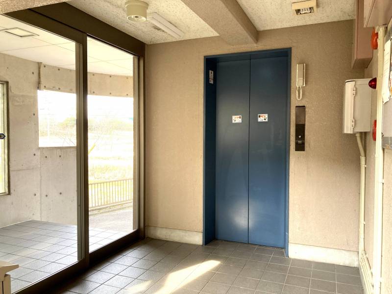 ジャパンエレベーターがエレベータを管理しています