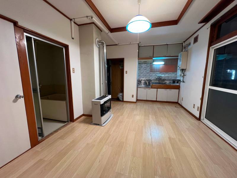 新品ストーブがあり、大きな窓で明るいLDK