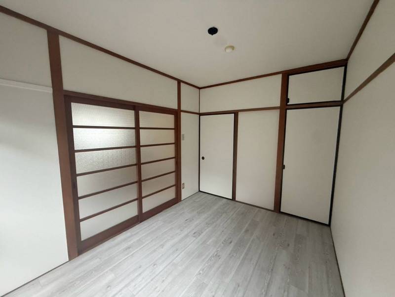 廊下、ダイニングキッチンにもつながる洋室